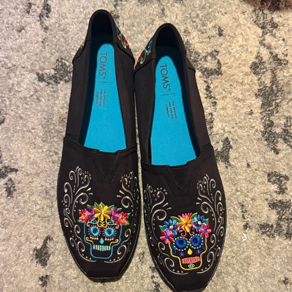 TOMS Black Slip-Ons with Colorful Skull Embroidery NWOT Dia de Los Muertos
